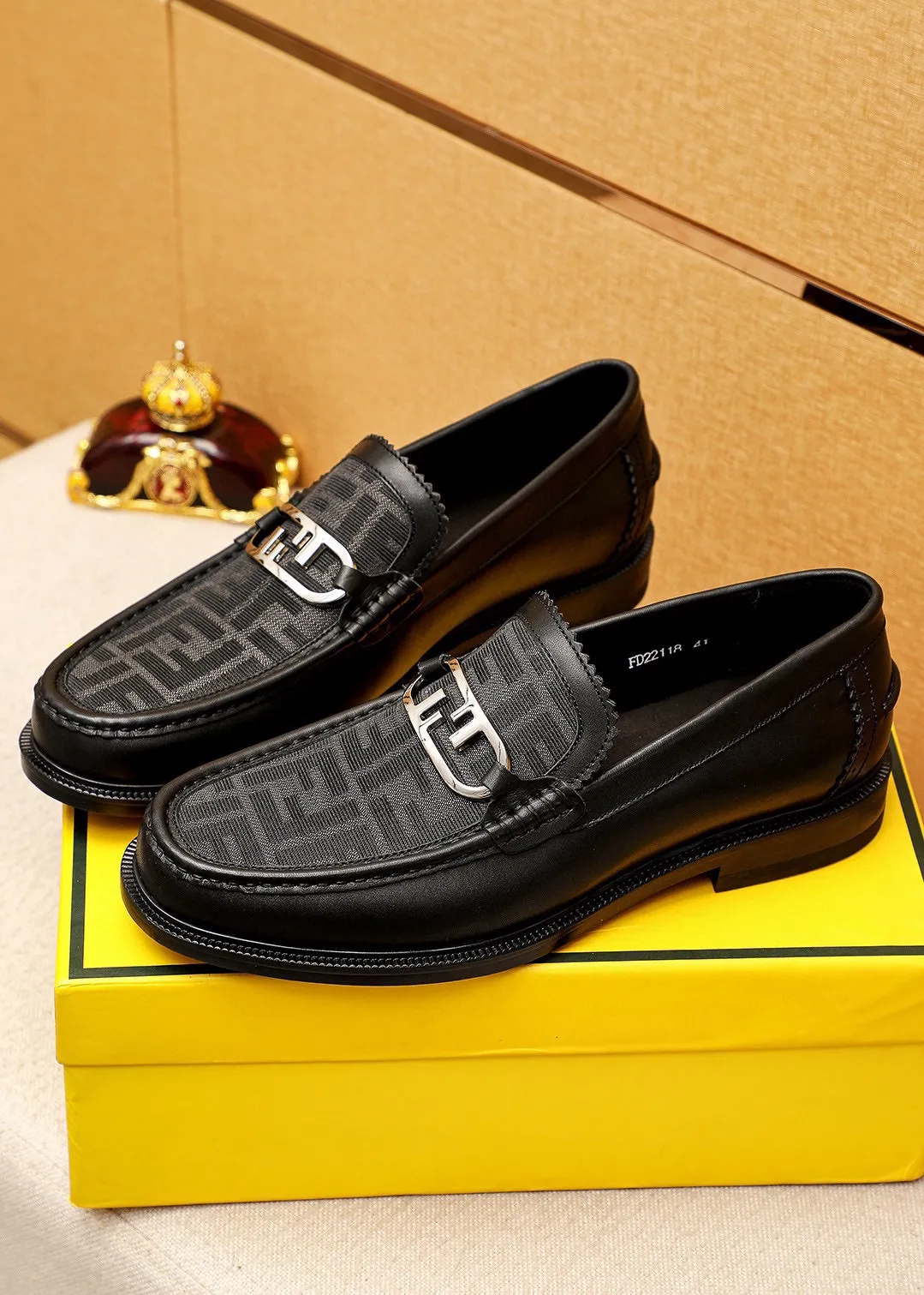 Men's shoes 💰460💰💐 Product trademark: FENDI [Fendi] casual leather shoes Regular size: 38-44 (45🉑️customized) Product materials: Selected imported first-layer cowhide upper + luxury hardware buckle, imported cowhide lining. Strong three-dimensional visual effect, rubber outsole Color: 2⃣️colors available